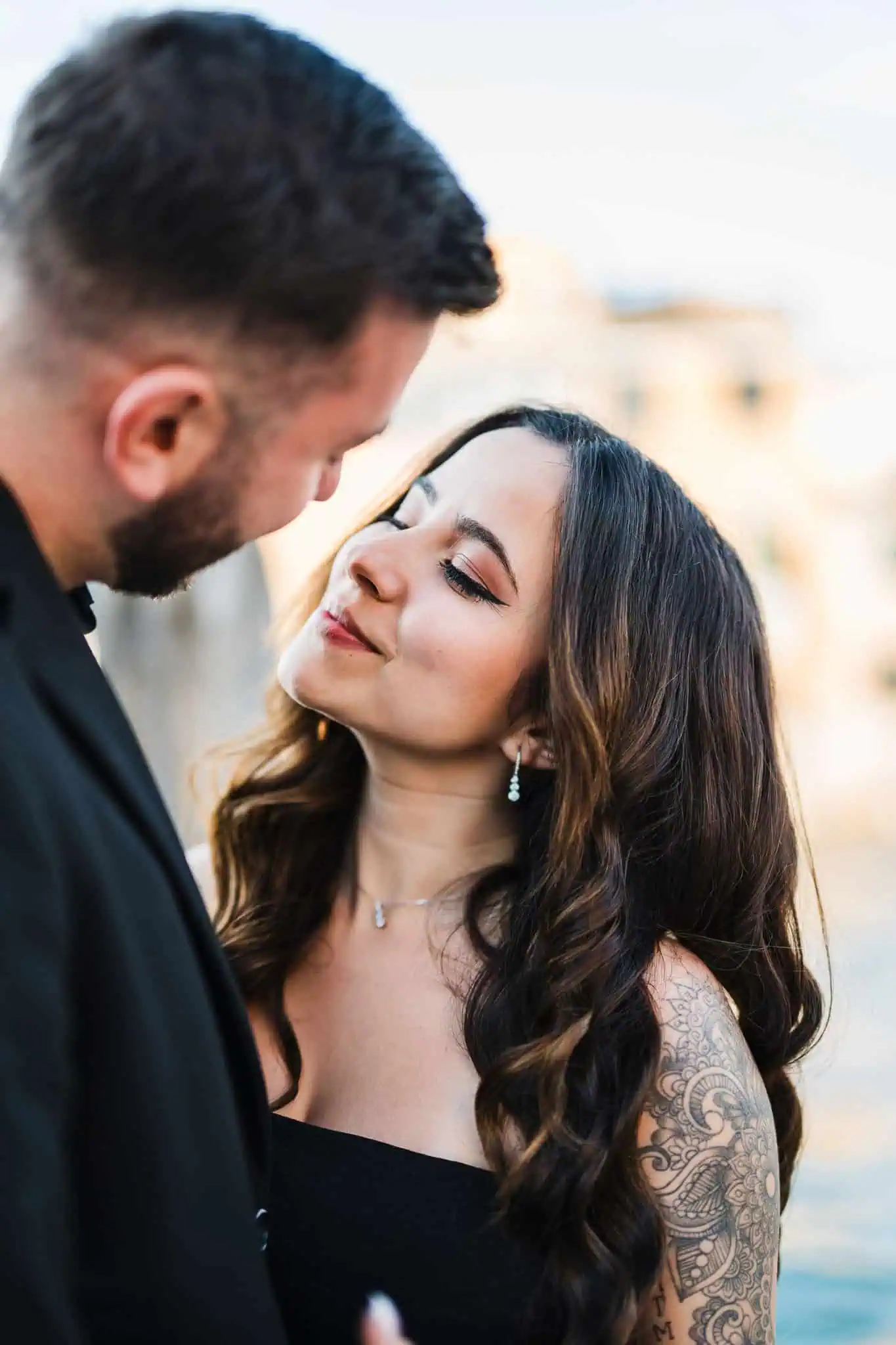 A romantic couple' in Venice, enjoying an intimate moment with iconic buildings in the background.