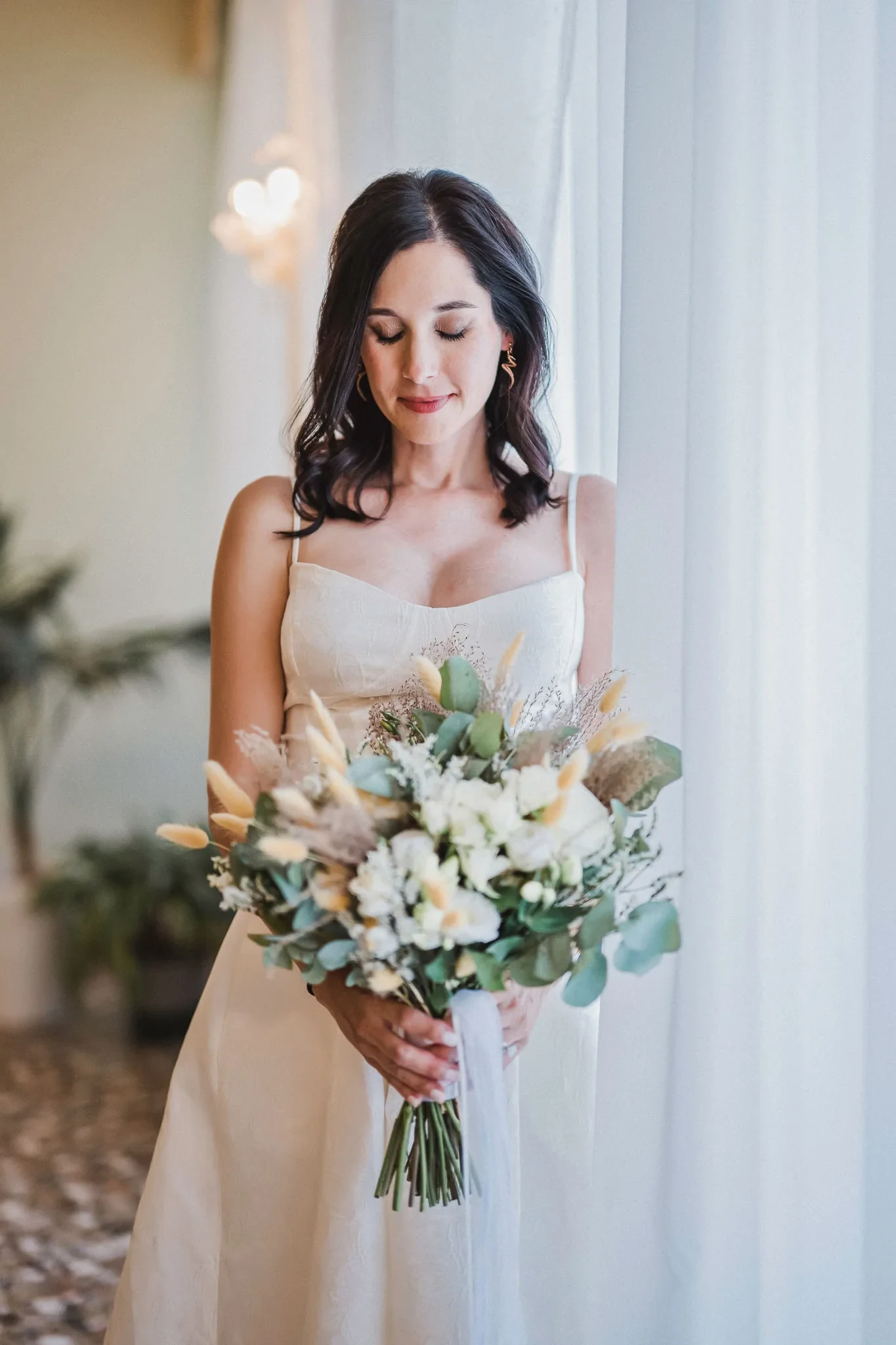Elegant bride holding a bouquet in Venice wedding photography, soft natural light, romantic atmosphere, styled for engagement shoots.