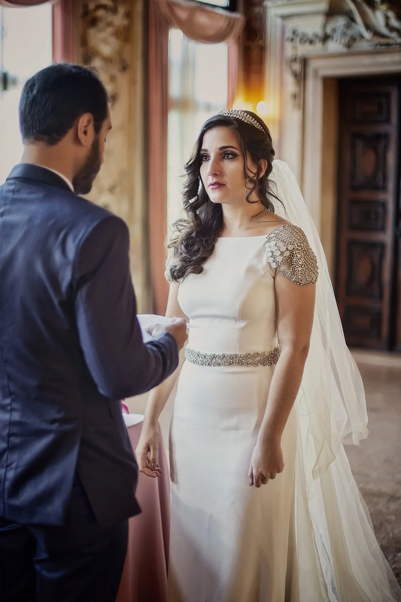 Couple exchanging vows during a symbolic wedding in Venice with natural and elegant light