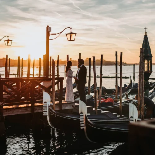 Engagement-Portfolio (20) Romantic Venice wedding couple during sunset on a gondola dock, capturing love in Italy.