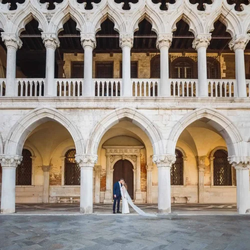 San-marco-photoshoot-venice (10) Elegant Venice couple wedding photo in historic Gothic architecture.