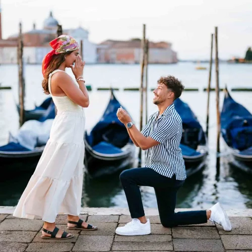 San-marco-photoshoot-venice (42) Romantic Venice proposal with couple by the canal, gondolas in background, capturing unforgettable engagement moment.