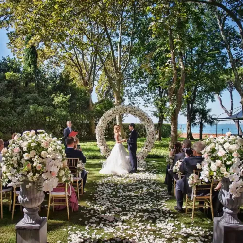 Secluded symbolic ceremony Venice Intimate symbolic ceremony in Venice in a secluded courtyard