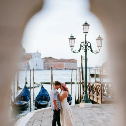 best-places-to-propose-in-venice (24) Couple kissing near Venetian waterfront.