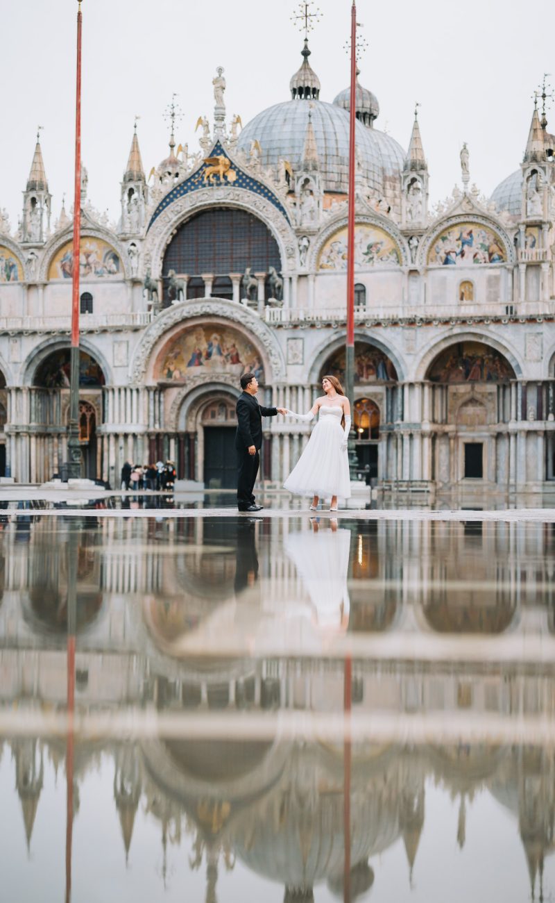 Venice honeymoon photographer capturing couple in St Mark’s Square at sunrise