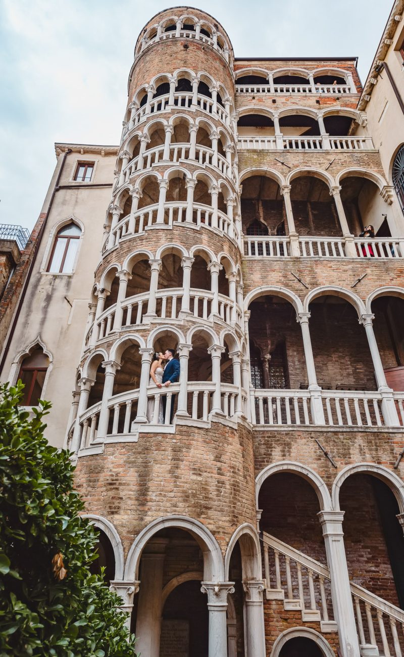 honeymoon couple portrait near Palazzo Contarini del Bovolo Venice