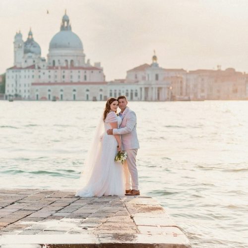venice-wedding-photographer-italy (52) Bride and groom embracing on a hidden Venetian canal – Secret and romantic elopement in Venice.